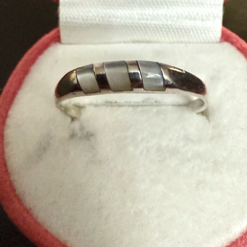 Women’s Silver Ring. Size 8.